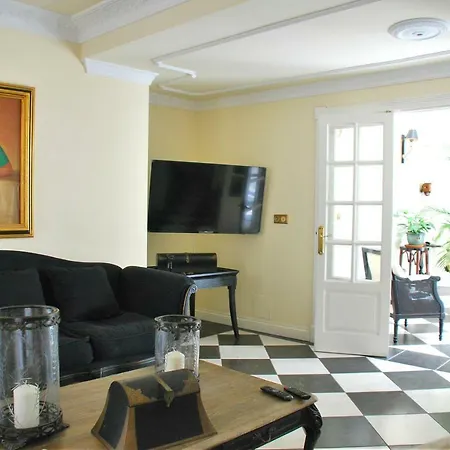 Апартаменты Beautiful Townhouse Old Town